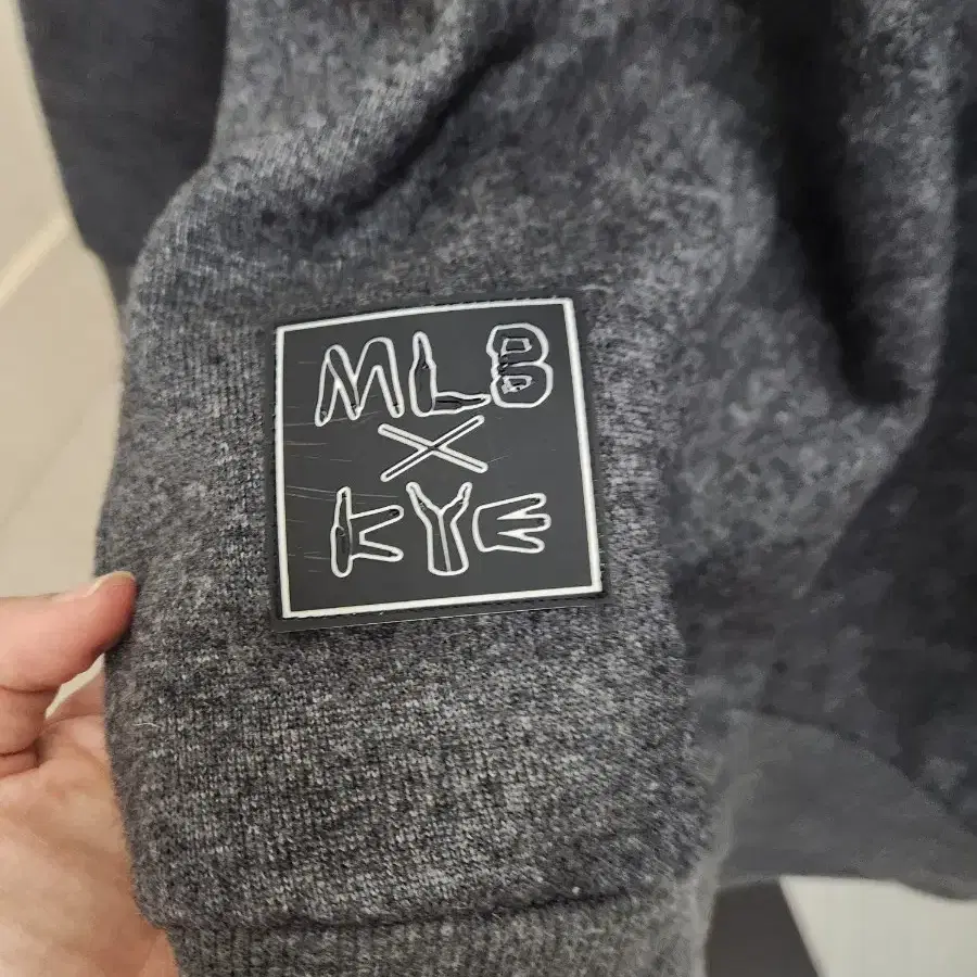 MLBxKEY 오버핏 브이넥 맨투맨ㅡfree