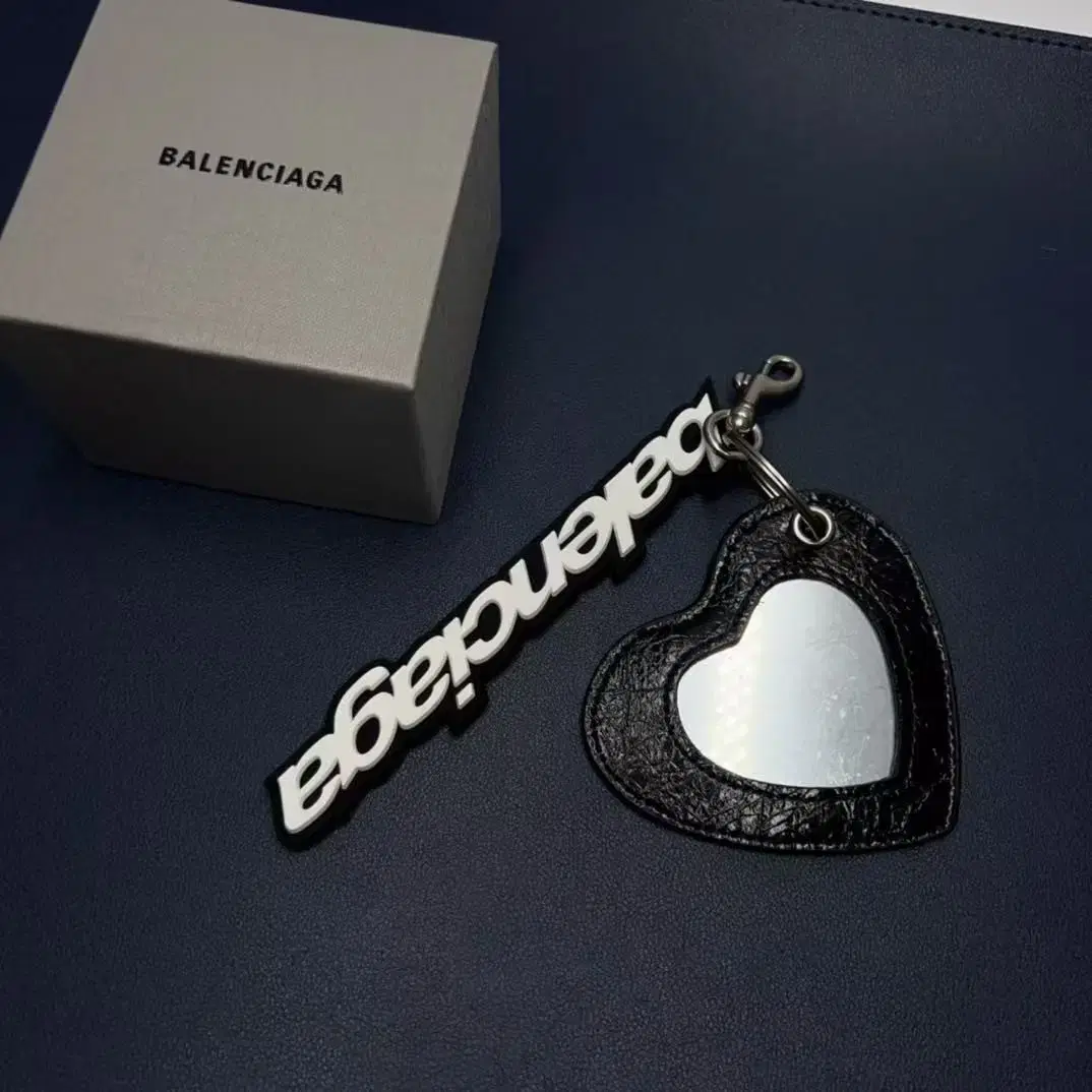 Balenciaga발렌시아가 사랑의 거울 열쇠고리 걸이검정색