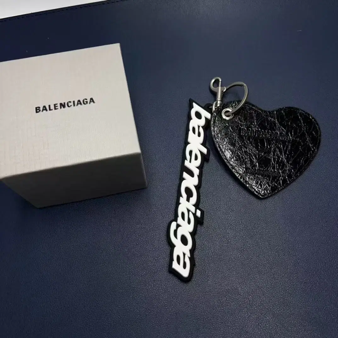 Balenciaga발렌시아가 사랑의 거울 열쇠고리 걸이검정색