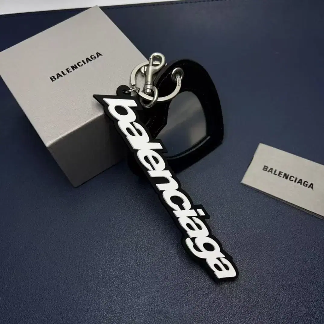 Balenciaga발렌시아가 사랑의 거울 열쇠고리 걸이검정색