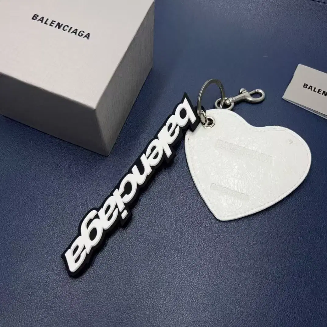 Balenciaga발렌시아가 사랑의 거울 열쇠고리 걸이흰색