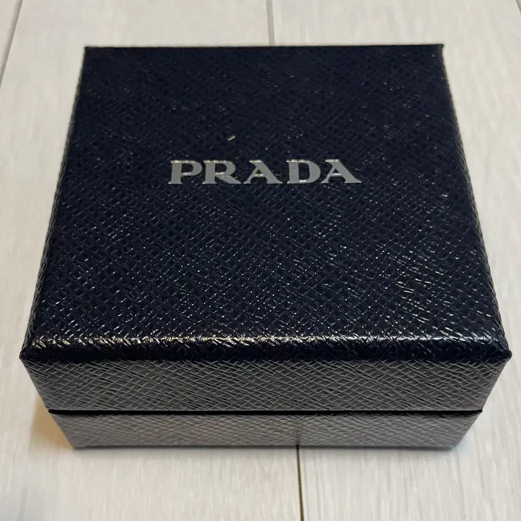 [PRADA]프라다 박스 케이스 판매 합니다