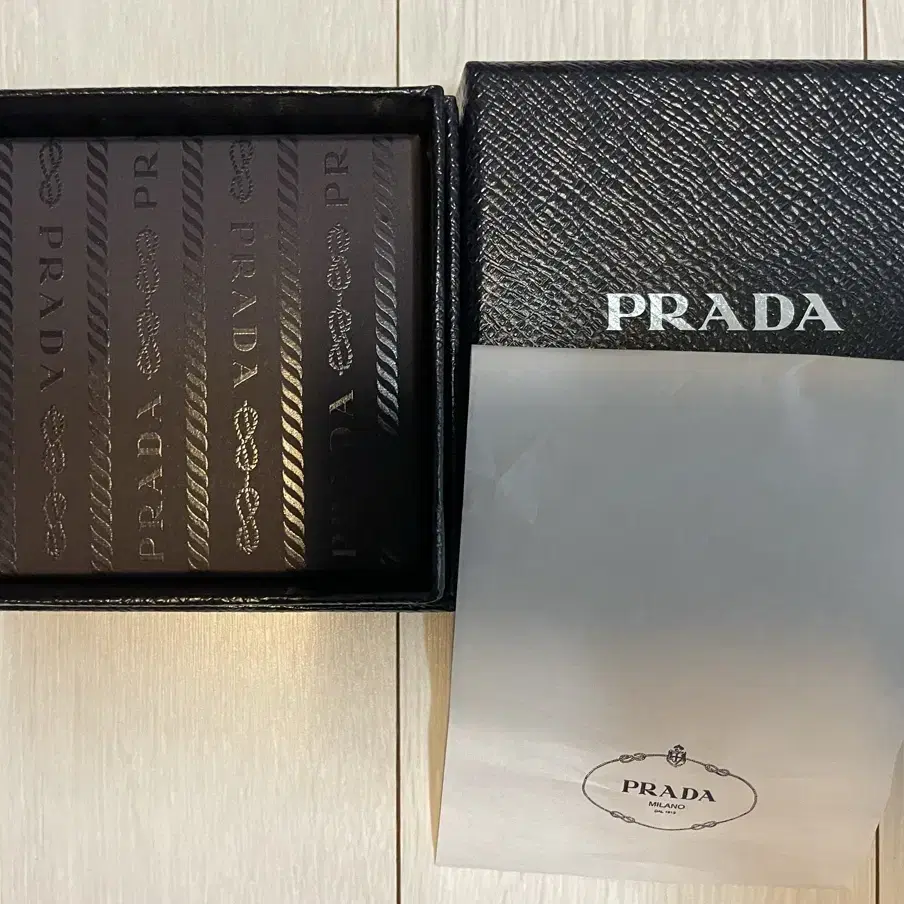 [PRADA]프라다 박스 케이스 판매 합니다