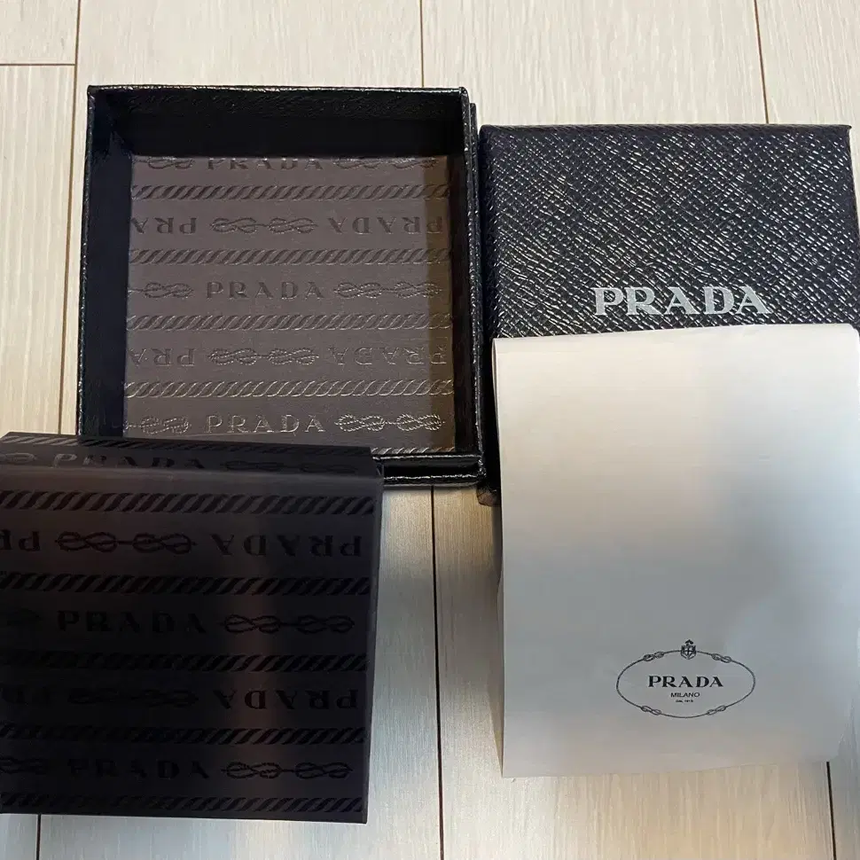 [PRADA]프라다 박스 케이스 판매 합니다