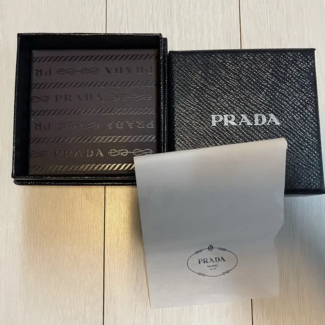 [PRADA]프라다 박스 케이스 판매 합니다