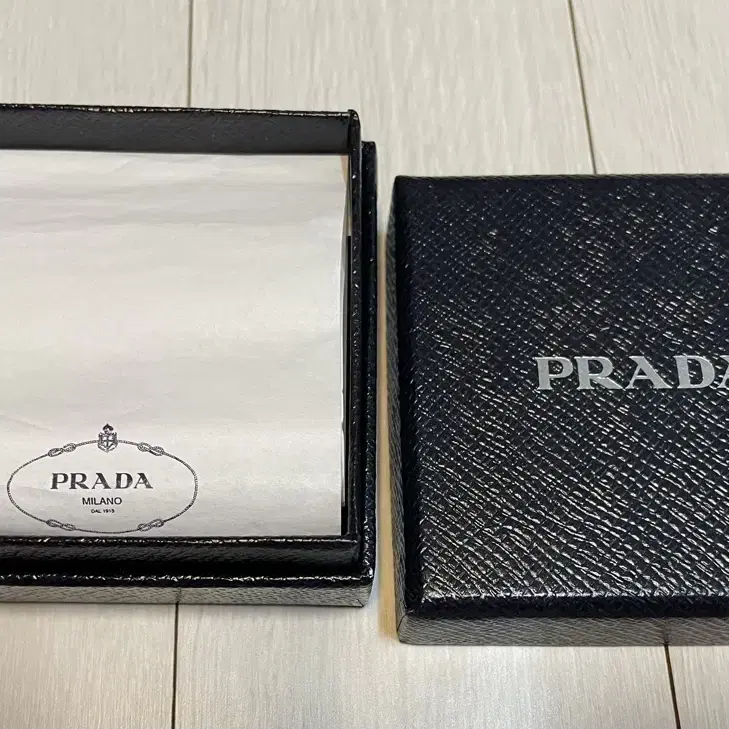 [PRADA]프라다 박스 케이스 판매 합니다