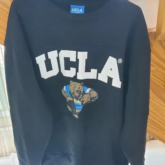 UCLA 기모티셔츠