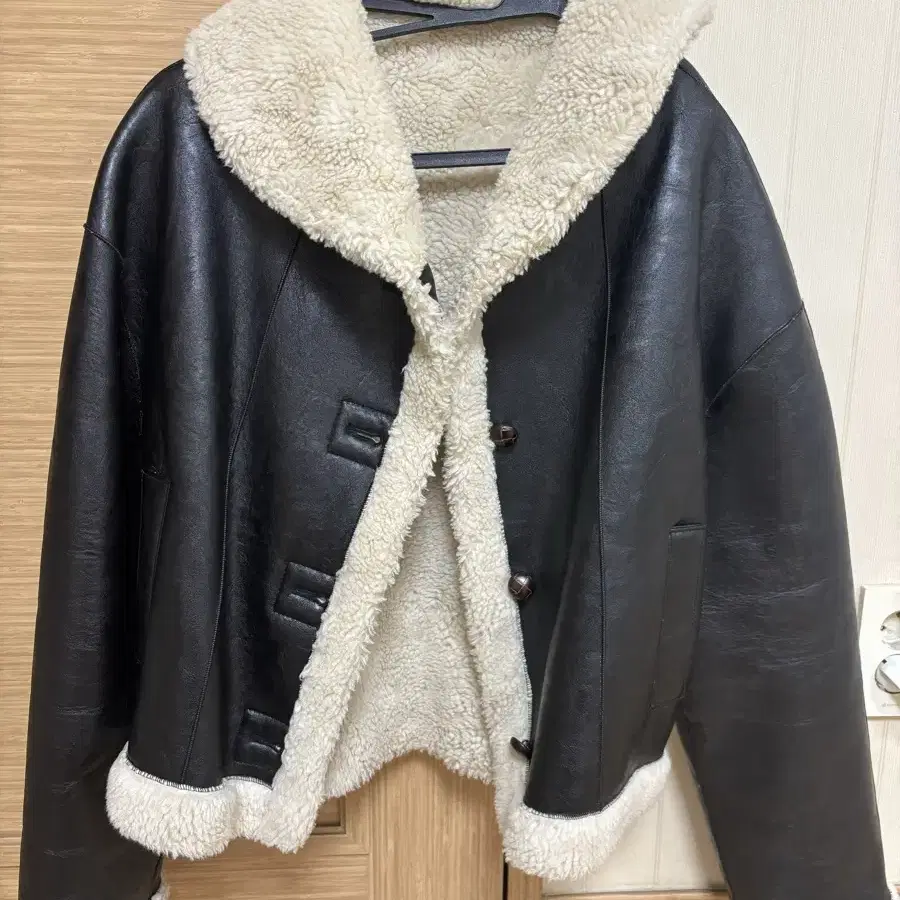 틸아이다이 Shawl collar eco 레더 무스탕 블랙