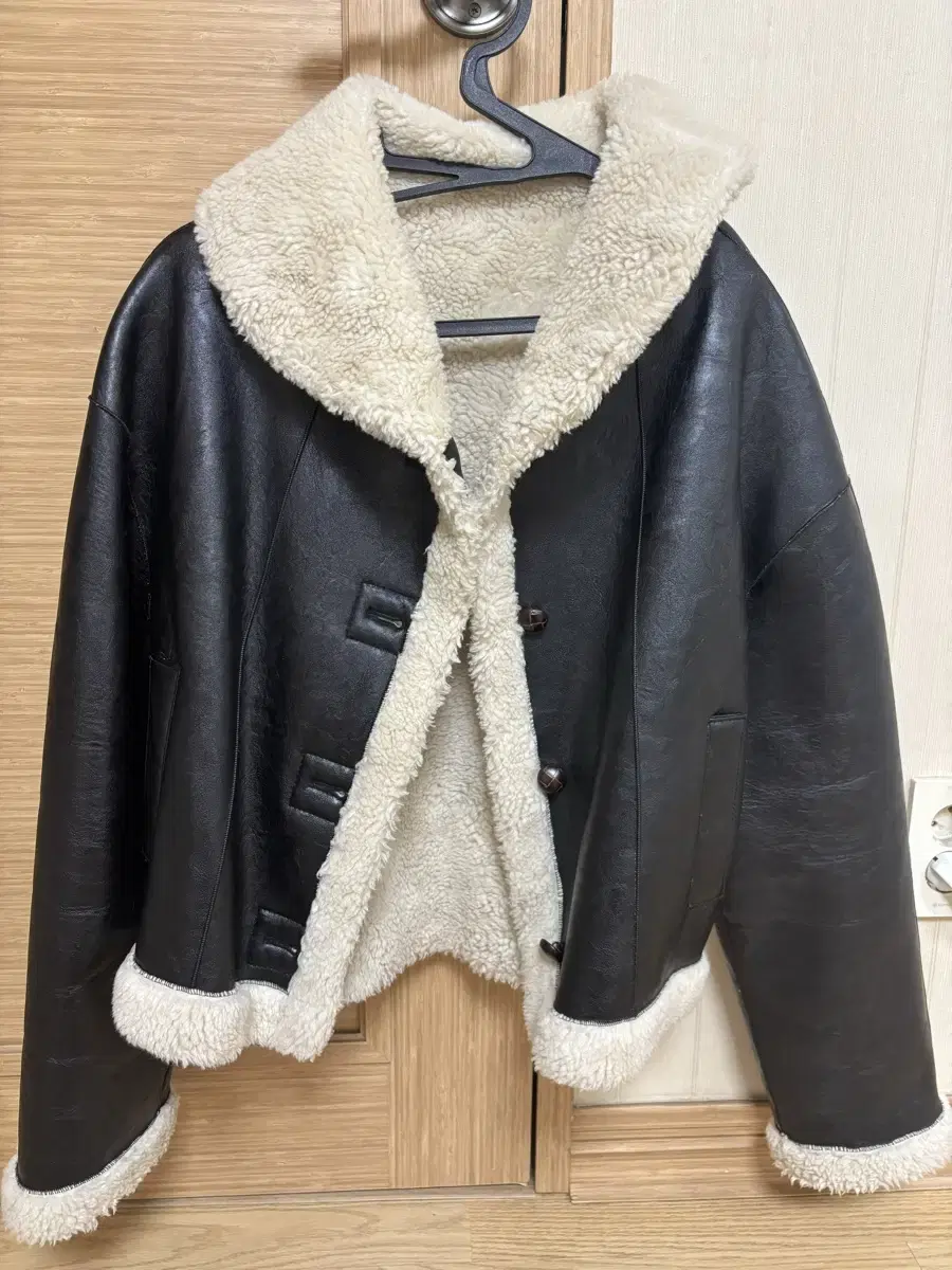 틸아이다이 Shawl collar eco 레더 무스탕 블랙