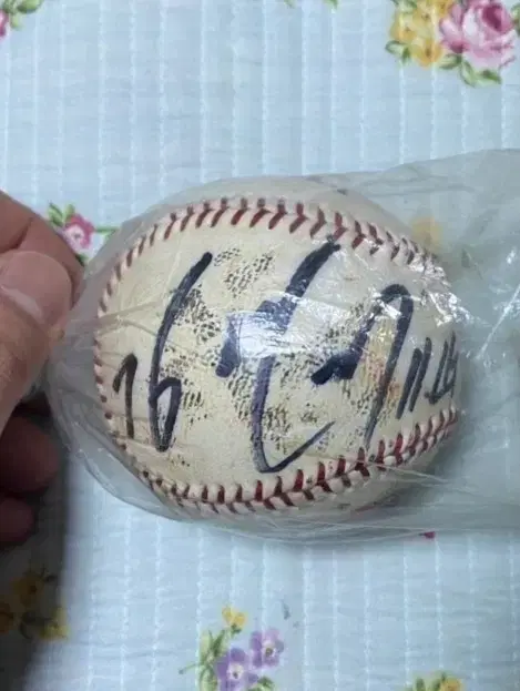 LG Twins Spherical Logo Ball Sunghoon Sunghoon sign General Ball Mingi Mingi Player Signature