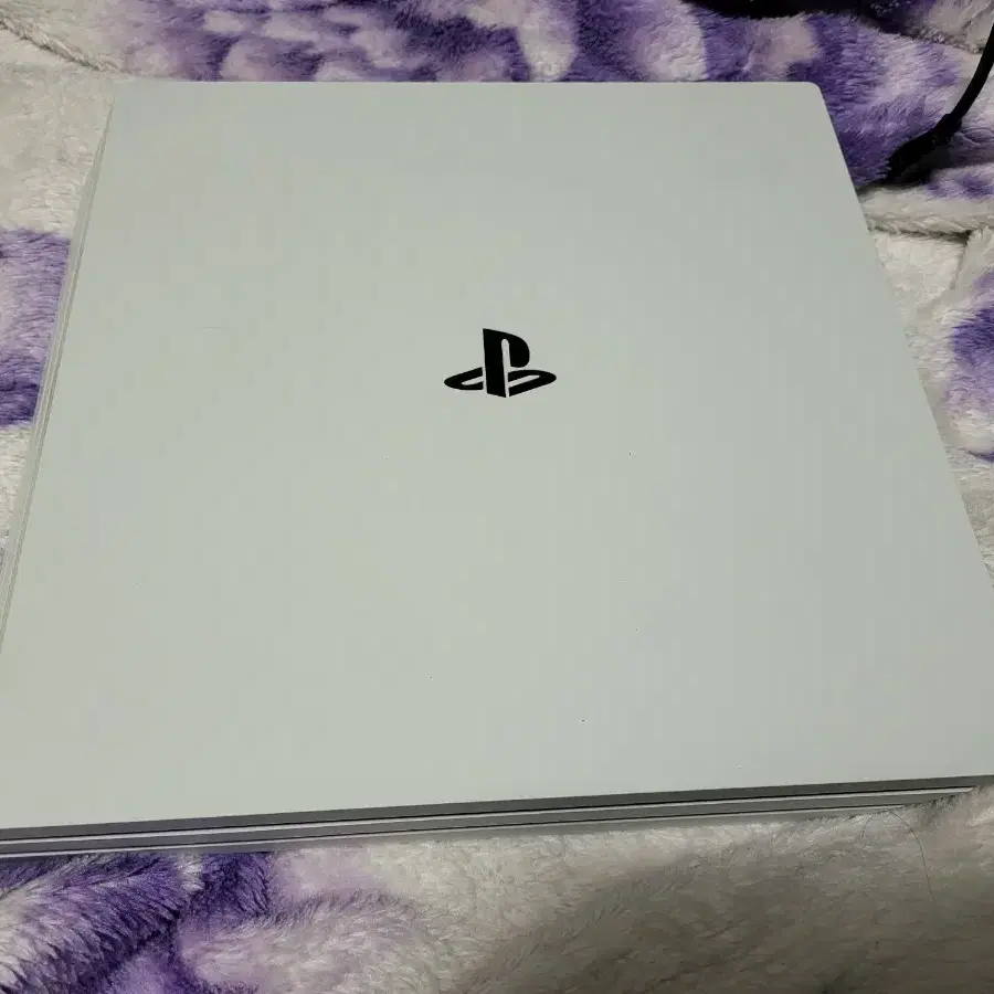 PS4 PRO WHITE 펌...7.02 기본셋 판매 합니다.