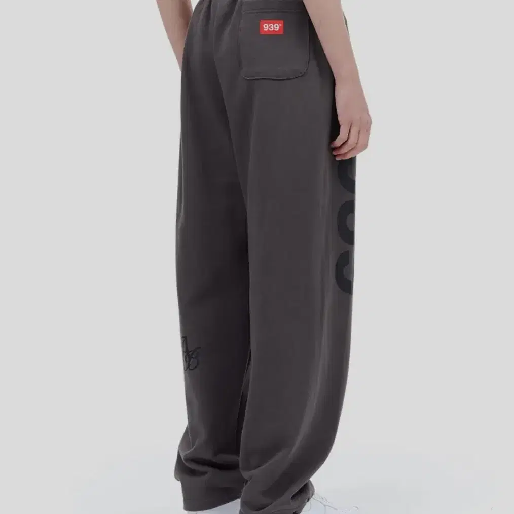 아카이브볼드 939 LOGO SWEAT PANTS (DARK GRAY)