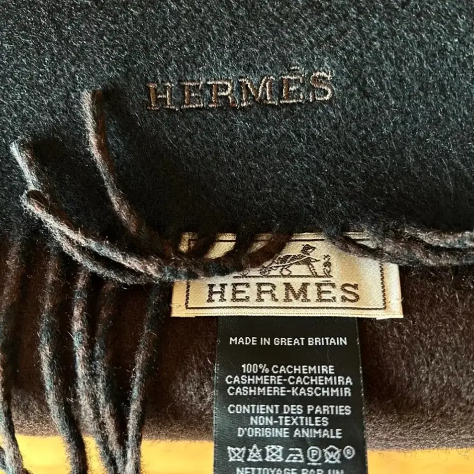 HERMES 새제품,캐시미어100 블랙앤 브라운칼라 양가죽 버클패치,타슬