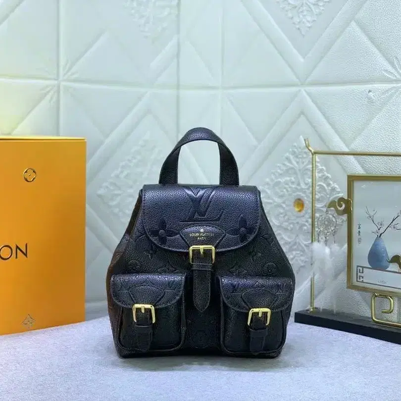 LOUIS VUITTON Backup자기 버클로 여닫는 백팩