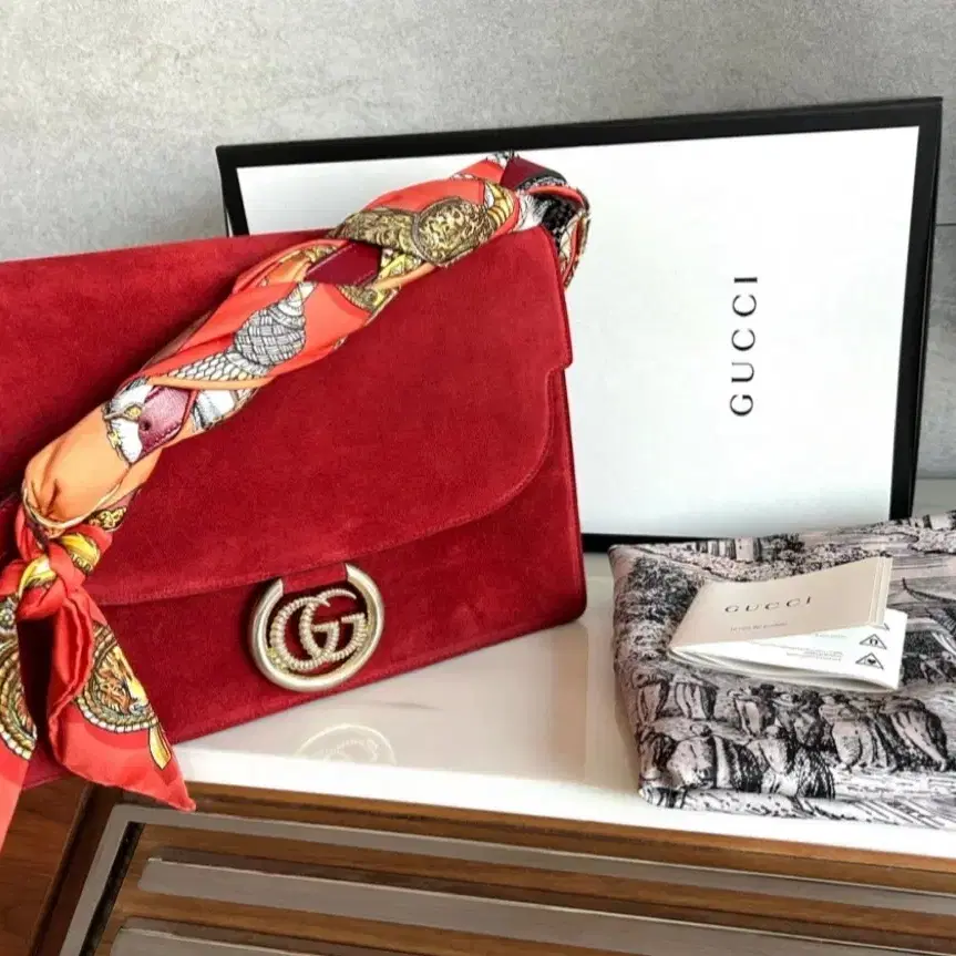 GUCCI 레드칼라 스웨이드,스카프셑 숄더 백 , 딱 한번 들었음 구입가