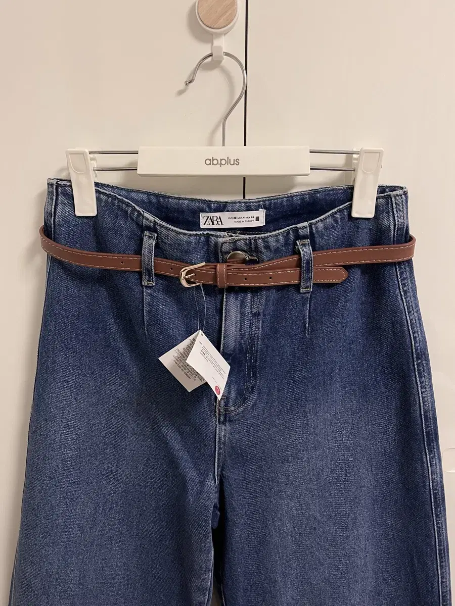 (Zara $5.99)Wide-cropped high-waisted dark blue jeans 36 + belt