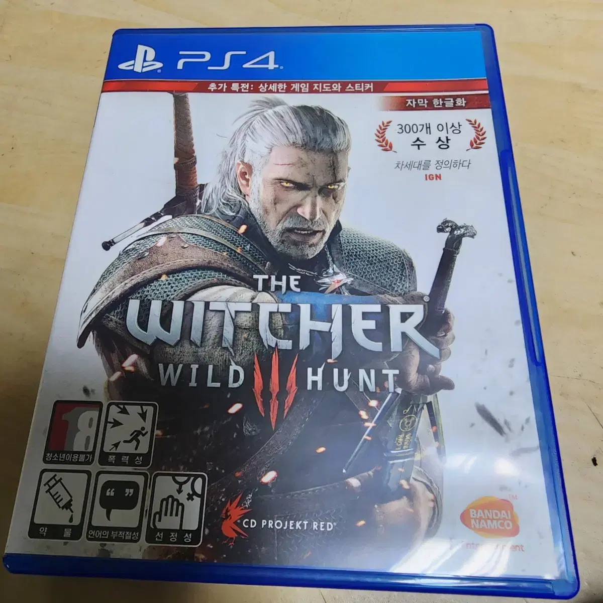 위쳐3 와일드헌트 PS4판 팝니다.