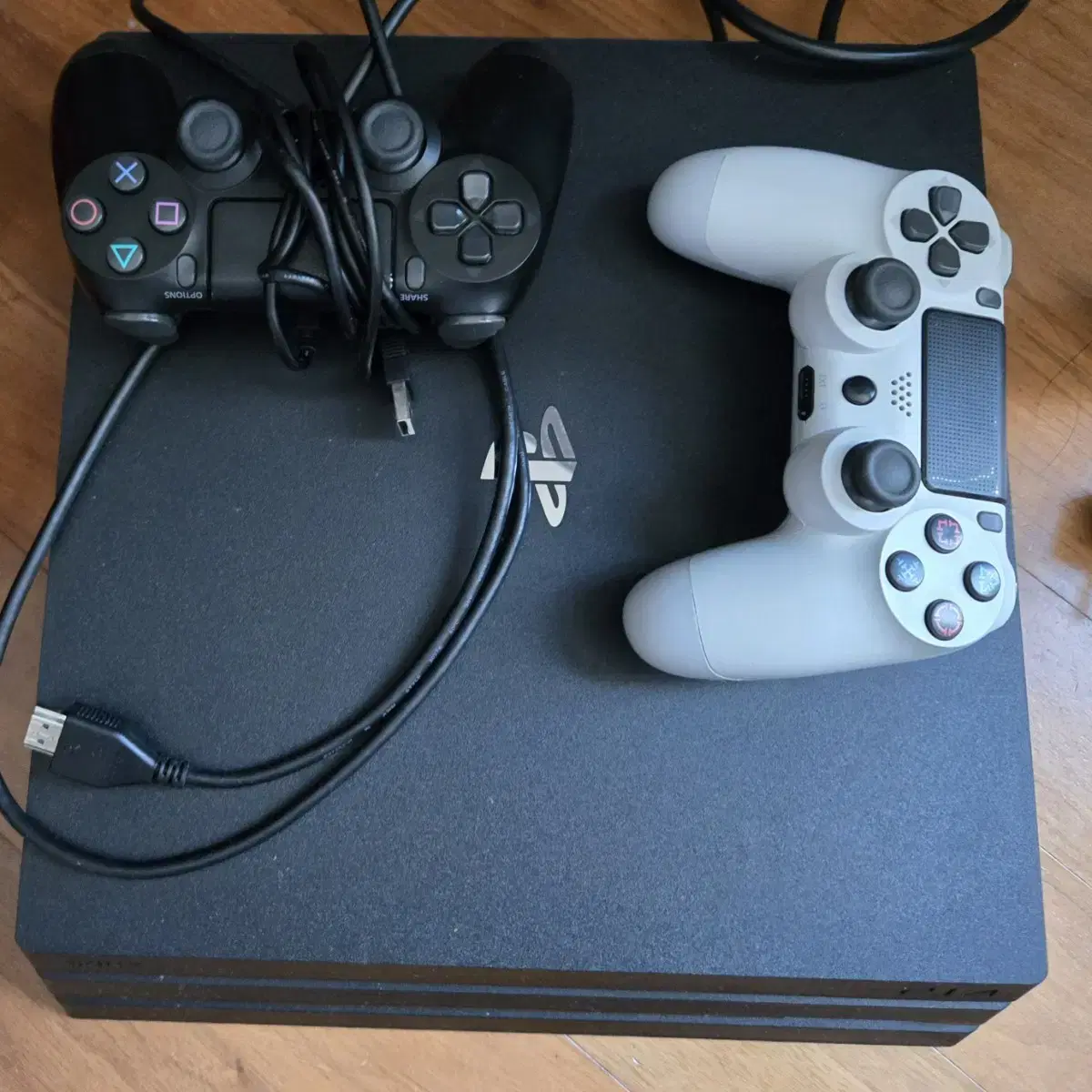 PS4 pro 본체 + 컨트롤러 2개