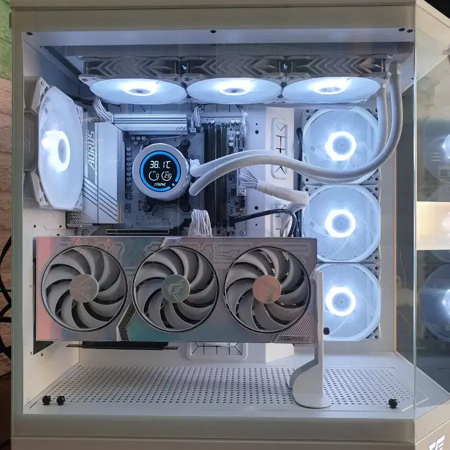 화이트 게이밍 컴퓨터 (9800X3D RTX4080 SUPER)