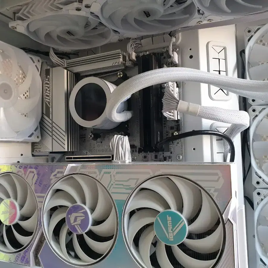 화이트 게이밍 컴퓨터 (9800X3D RTX4080 SUPER)