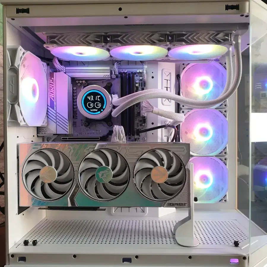 화이트 게이밍 컴퓨터 (9800X3D RTX4080 SUPER)