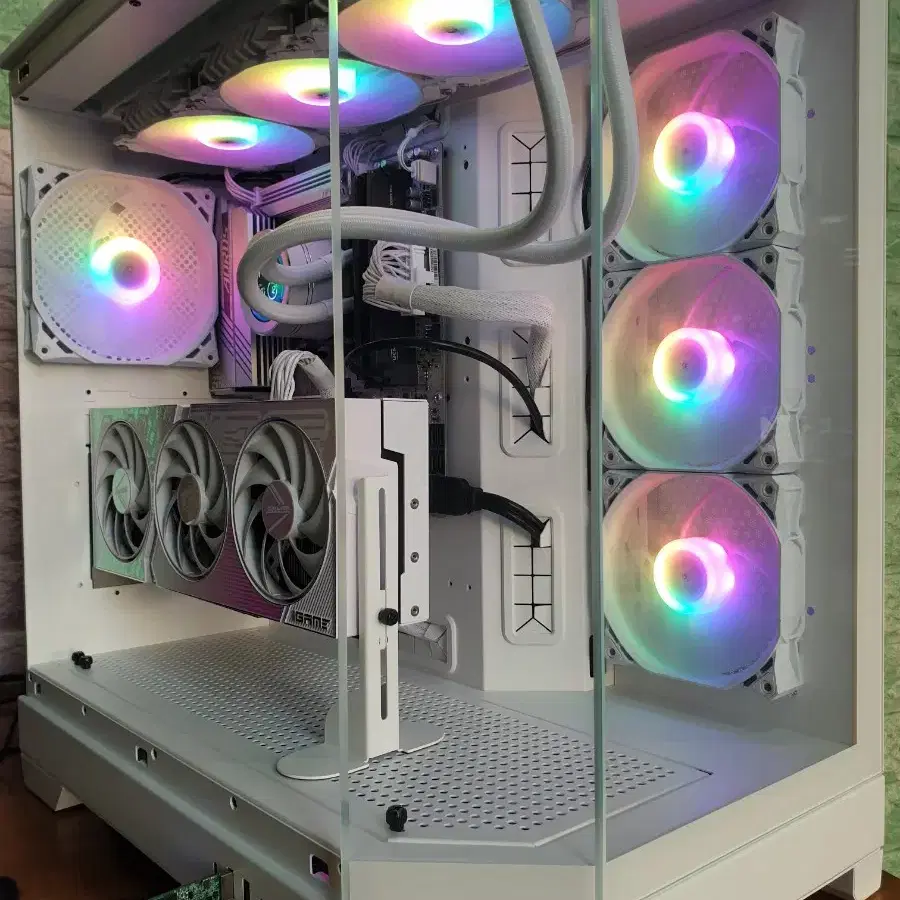 화이트 게이밍 컴퓨터 (9800X3D RTX4080 SUPER)