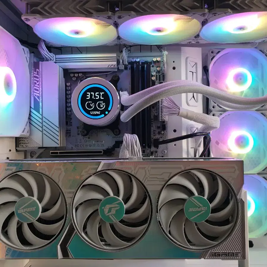 화이트 게이밍 컴퓨터 (9800X3D RTX4080 SUPER)