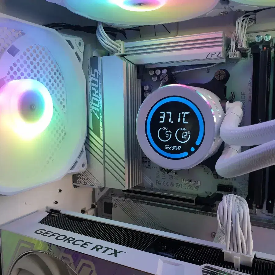 화이트 게이밍 컴퓨터 (9800X3D RTX4080 SUPER)