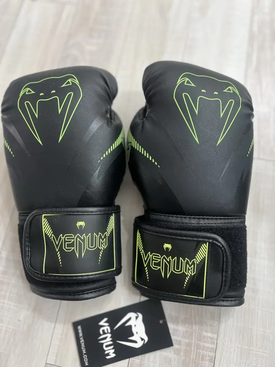 Venom Boxing Gloves 8 oz.