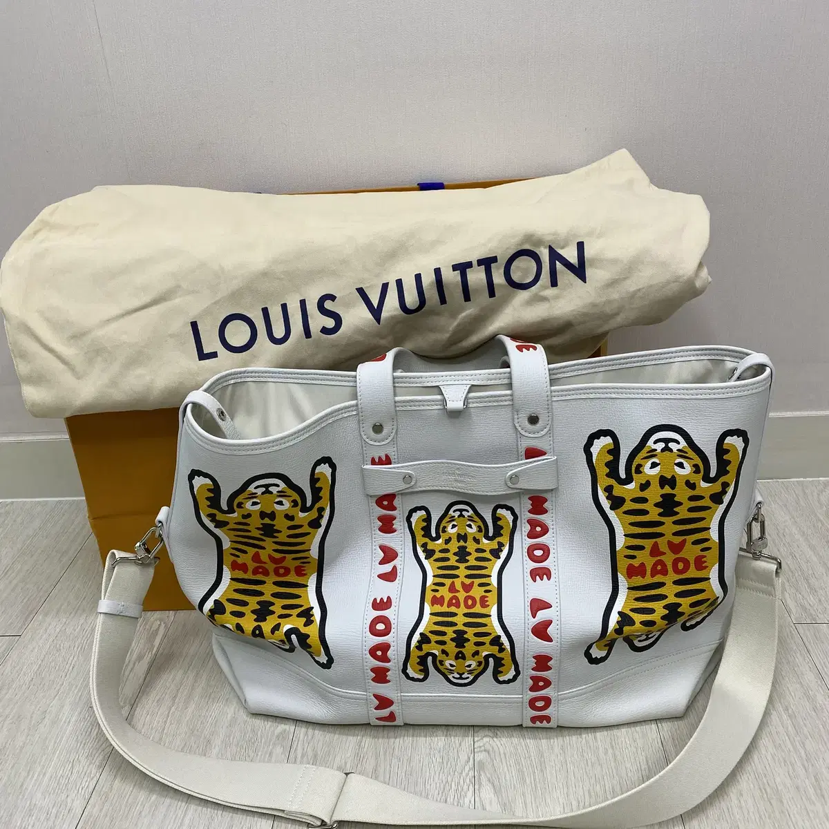 루이비통 니고 토드 백 화이트 Louis Vuitton X nigo