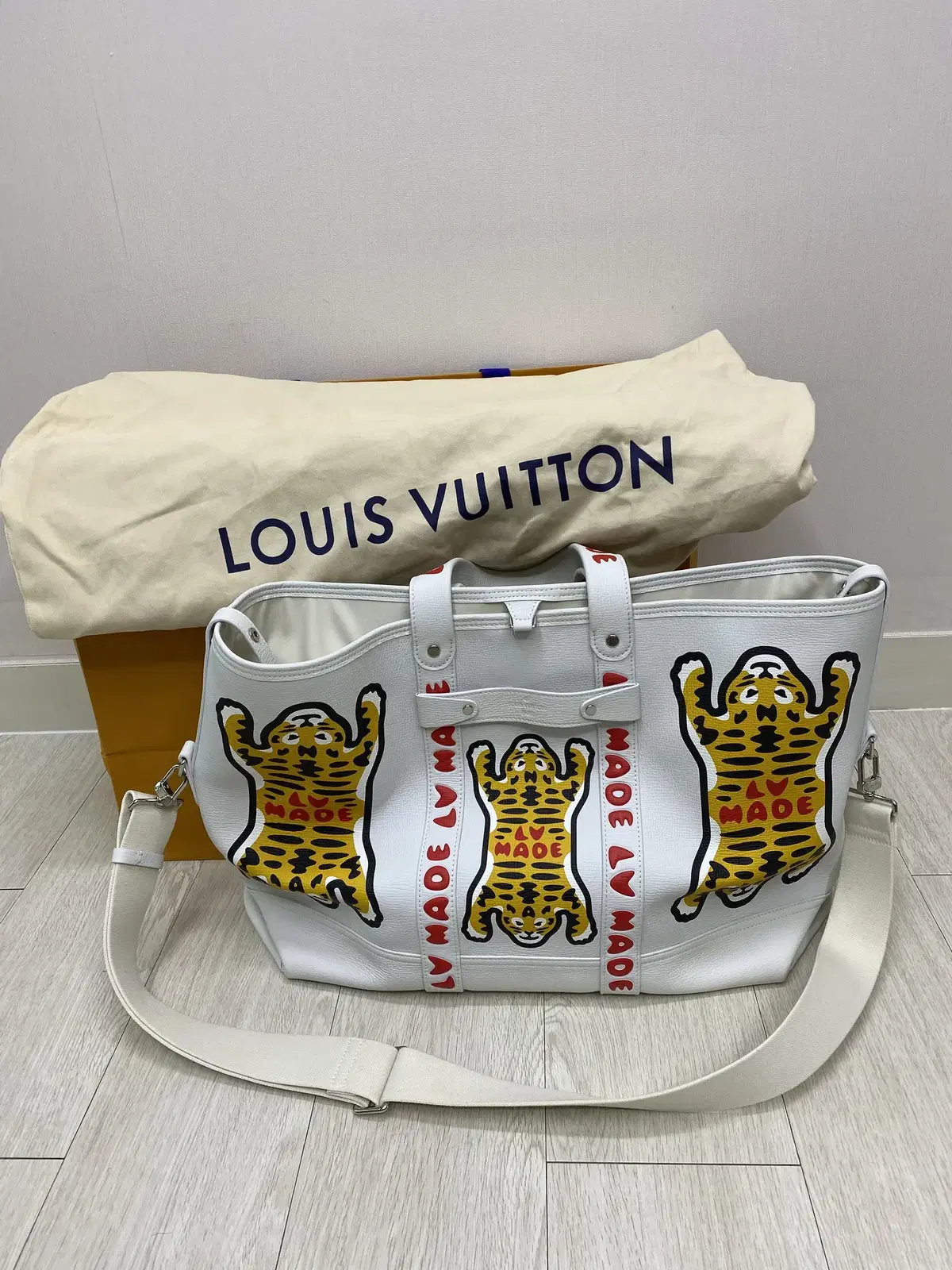 루이비통 니고 토드 백 화이트 Louis Vuitton X nigo