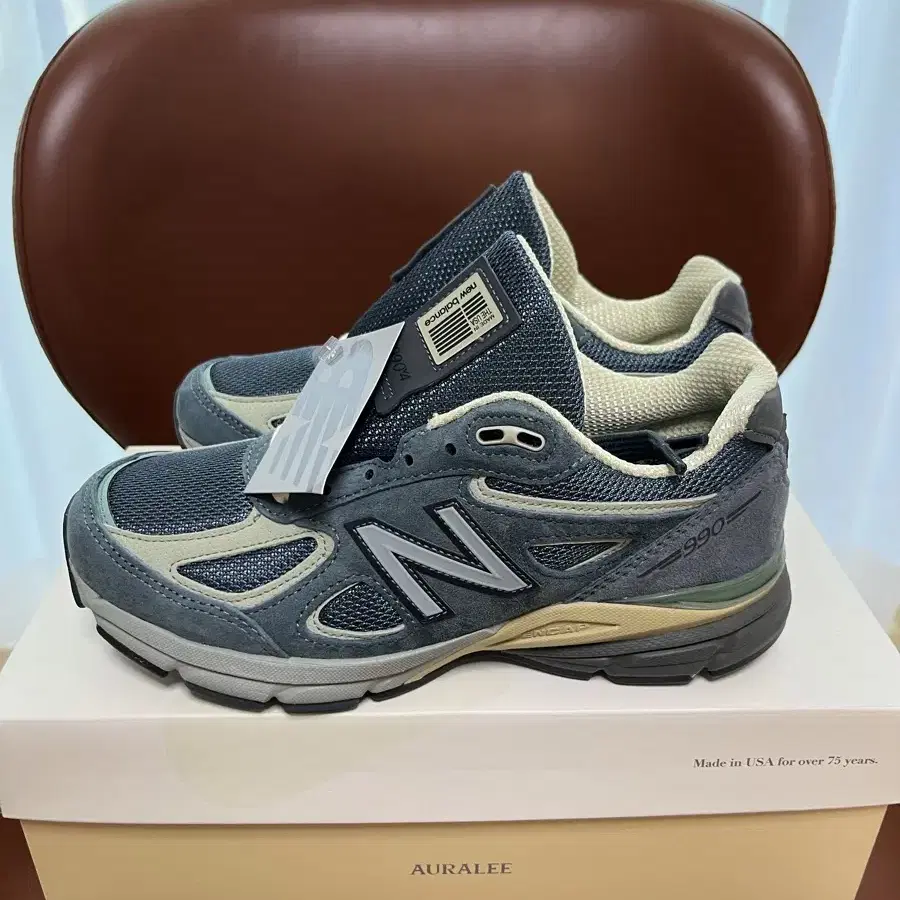 오라리 뉴발란스 990v4