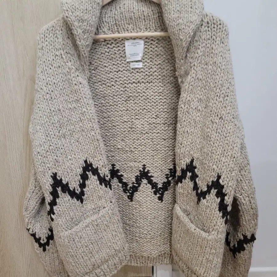 (4) 비즈빔 22FW COWICHAN SB HAND-KNIT F.Z