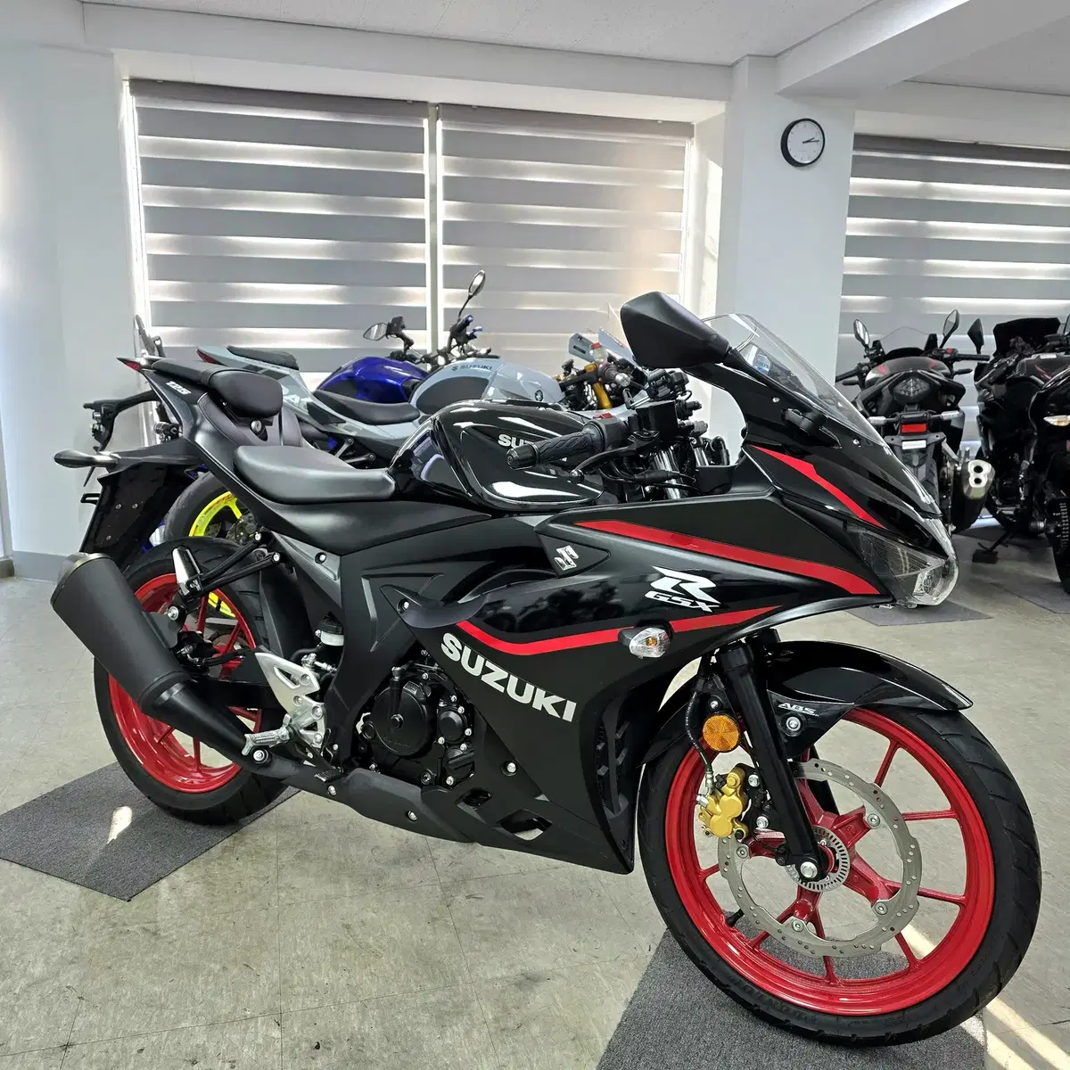 25년식 스즈키 gsx-r125 블랙박스 무선충전거치대 스마트키타입