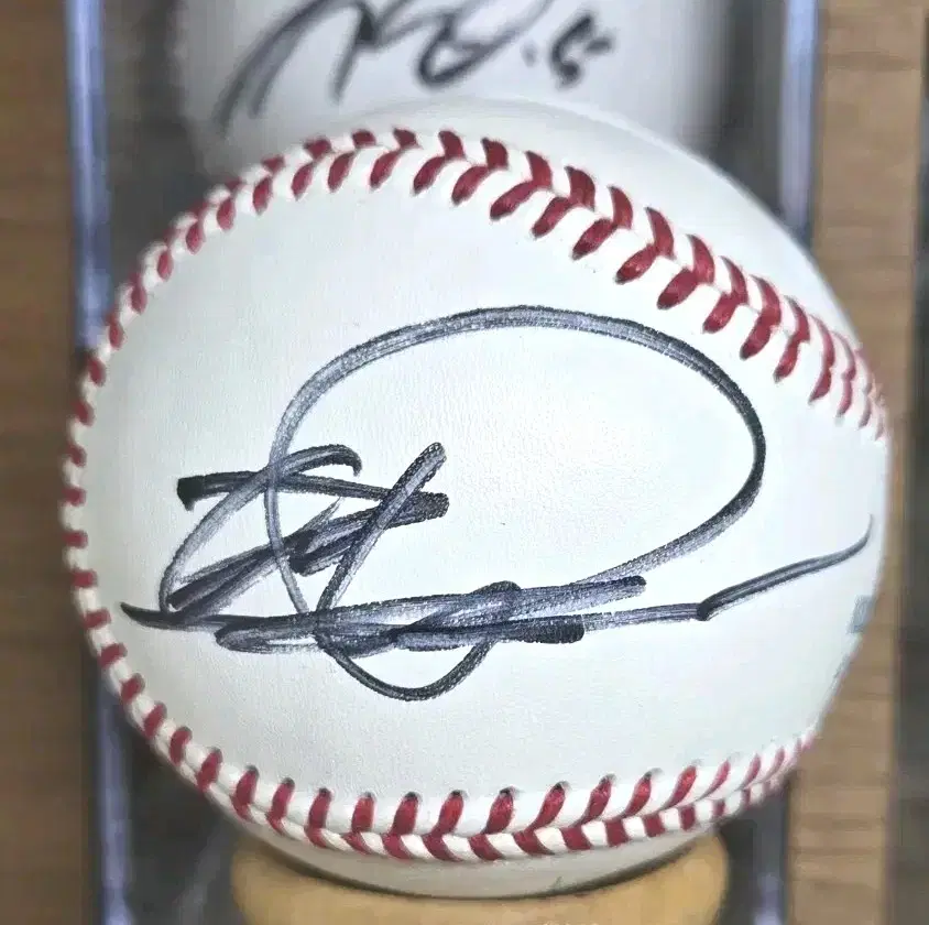 Major leaguer Chan Ho Park signed a baseball.