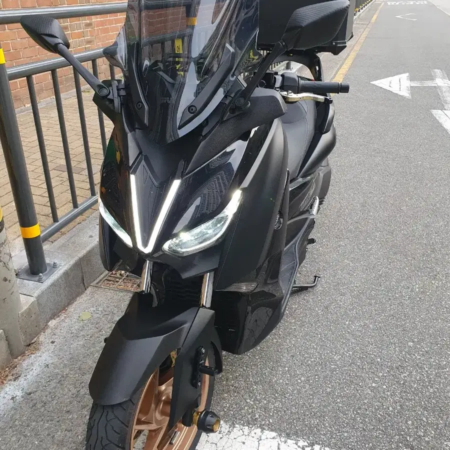 XMAX300 22년식 2.8만 부산 A급