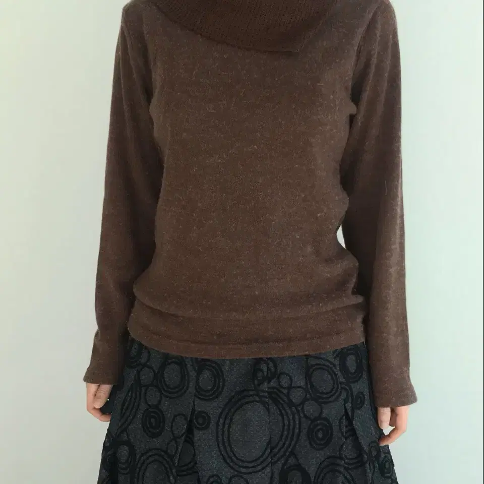 vintage brown neck knit