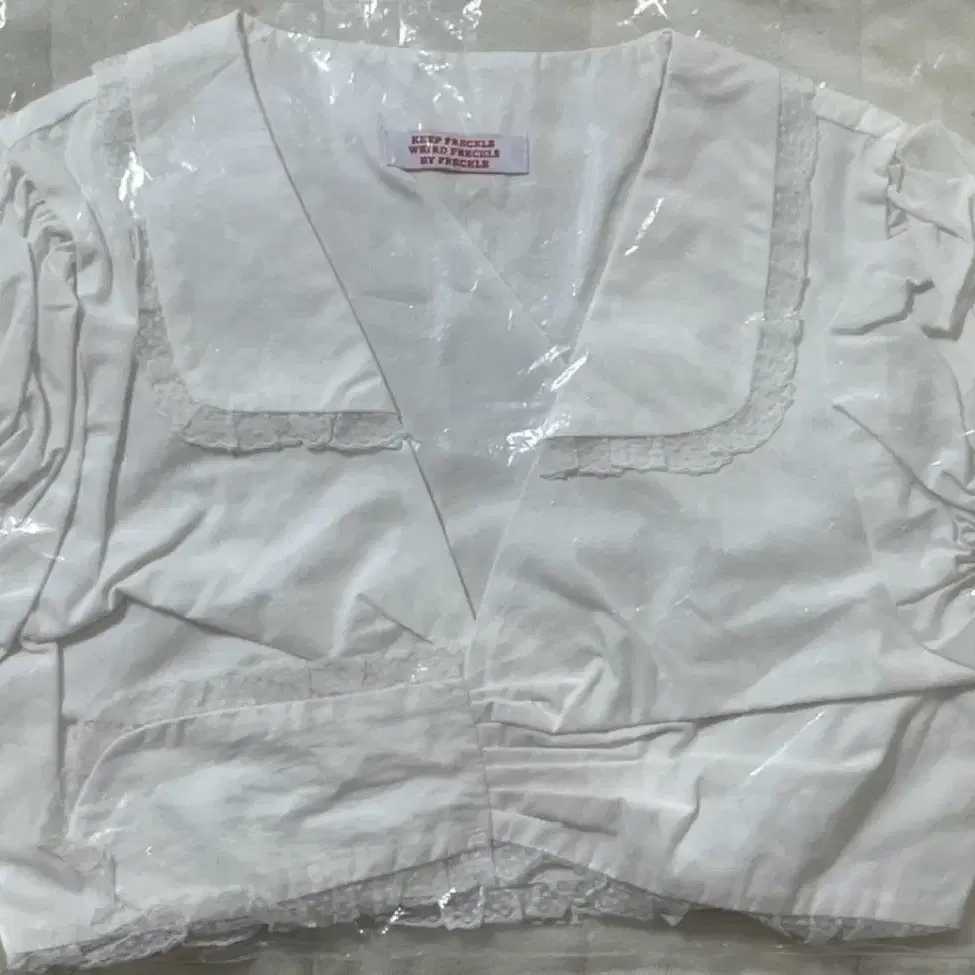 프레클 lace trim crop blouse