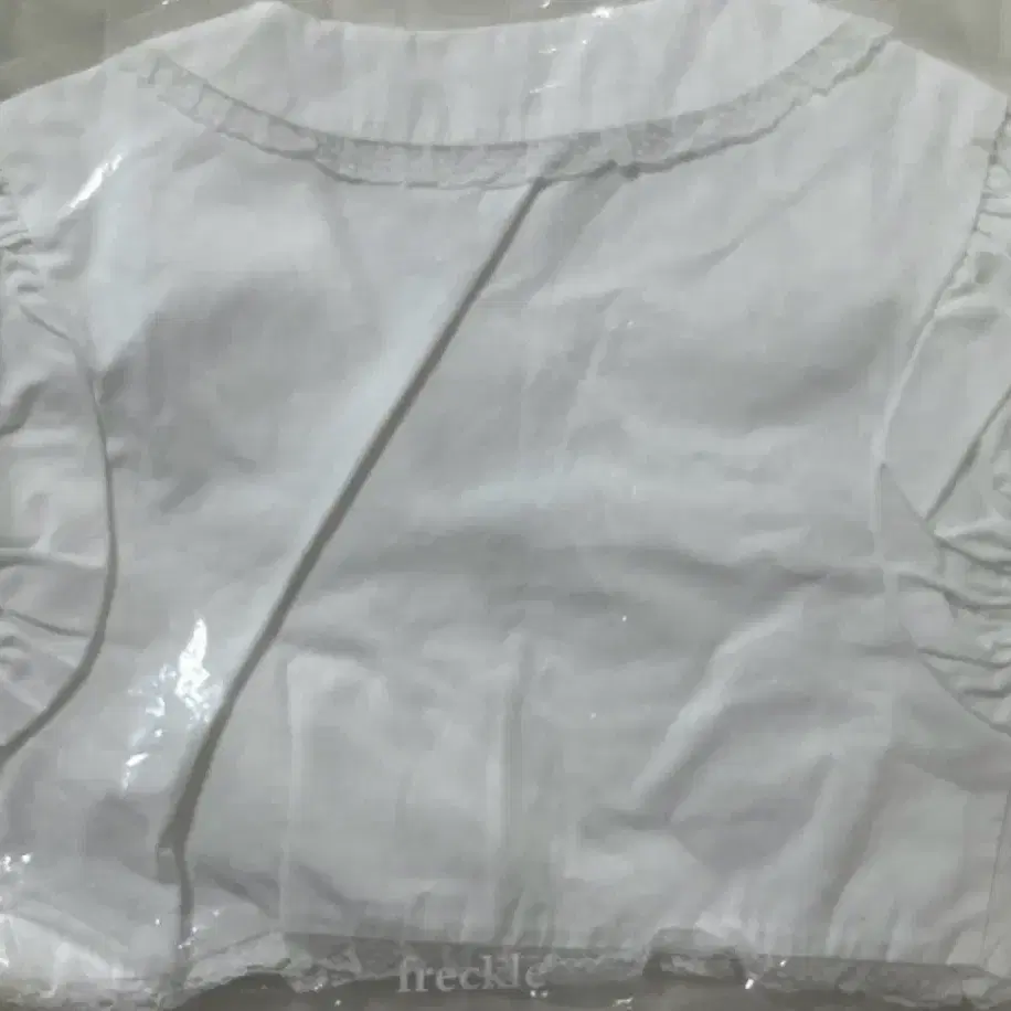 프레클 lace trim crop blouse