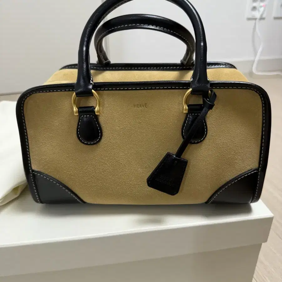 HERVE 에르베 BARRE BAG (스웨이드 베이지)