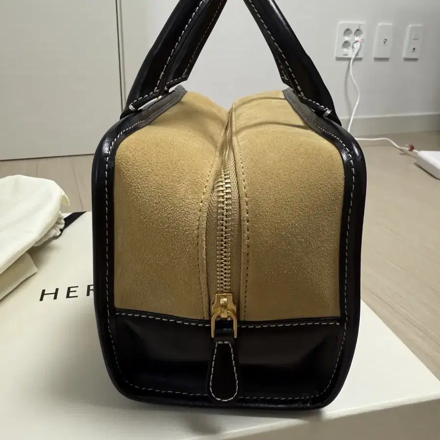 HERVE 에르베 BARRE BAG (스웨이드 베이지)