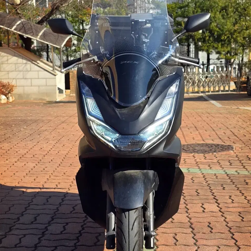 22년식 PCX125 ABS 4200키로 팝니다