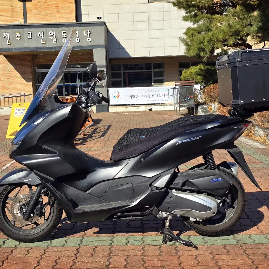 22년식 PCX125 ABS 4200키로 팝니다