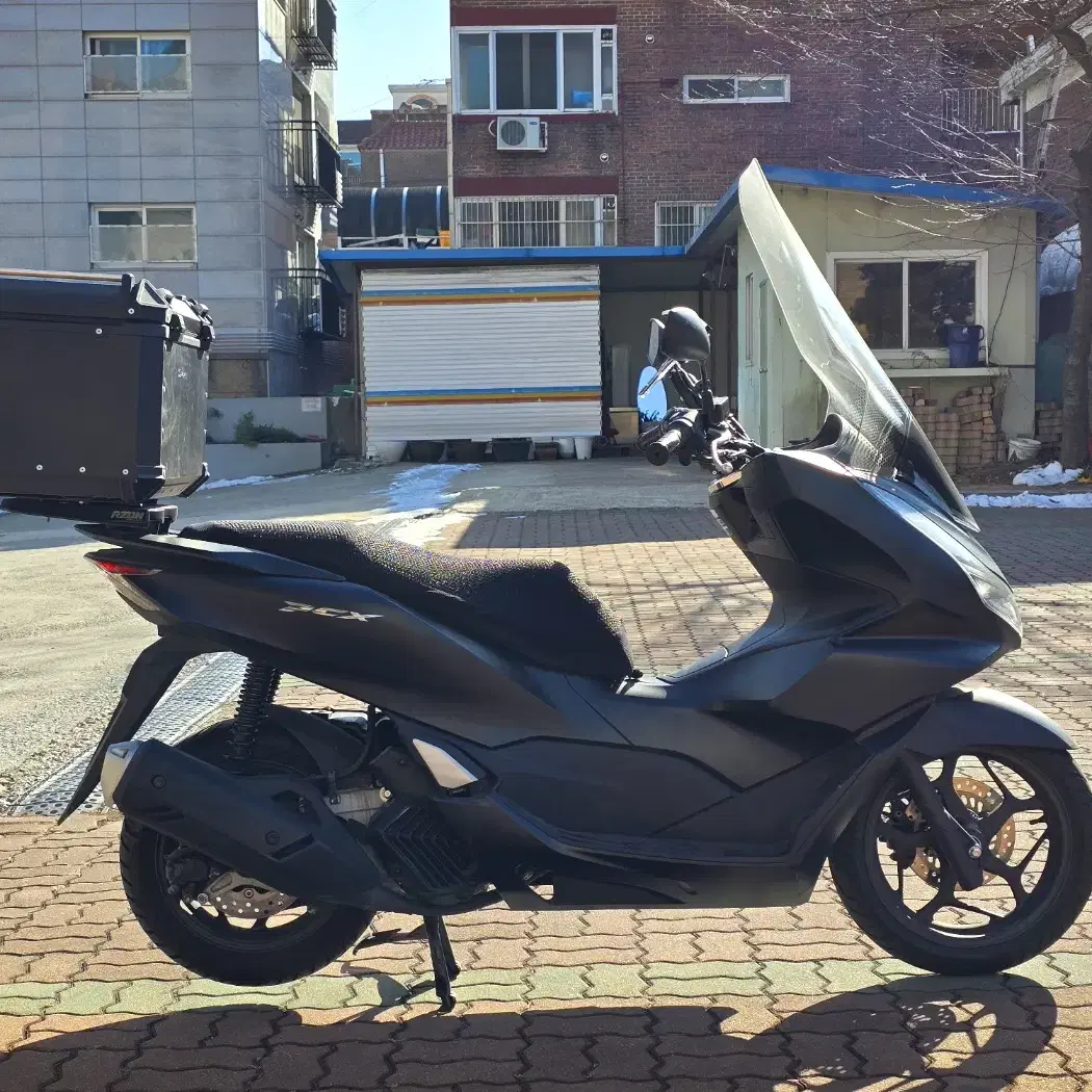 22년식 PCX125 ABS 4200키로 팝니다