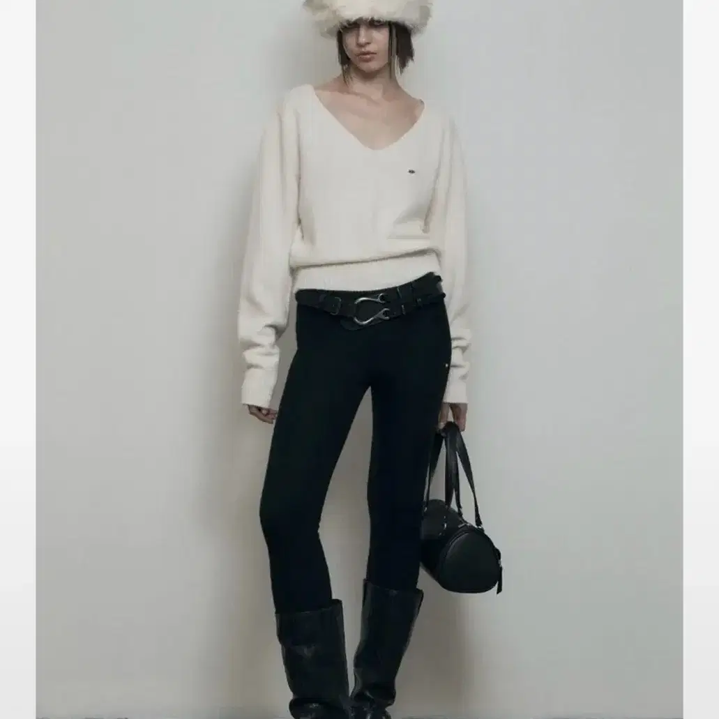 보헤미안서울 LOOSE FIT V-NECK WOOL KNIT IVORY