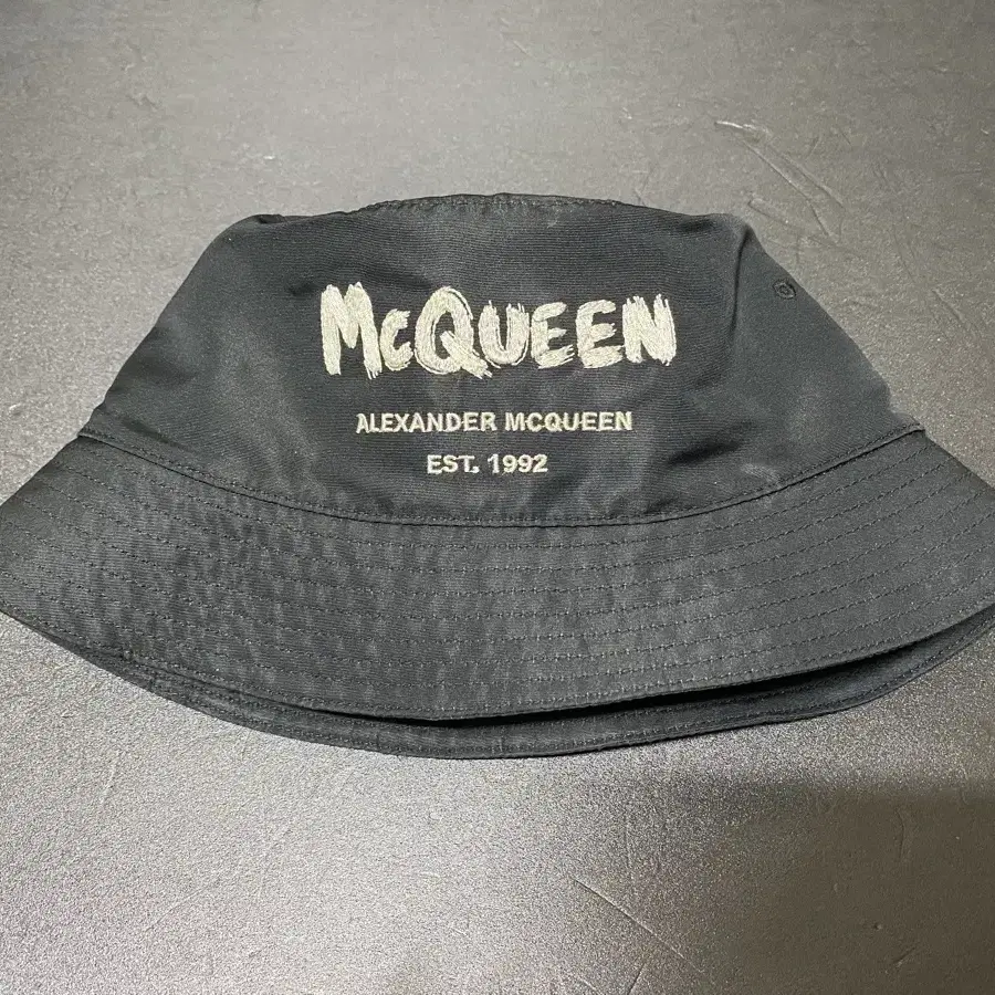 ALEXANDER MCQUEEN 그래피티버킷