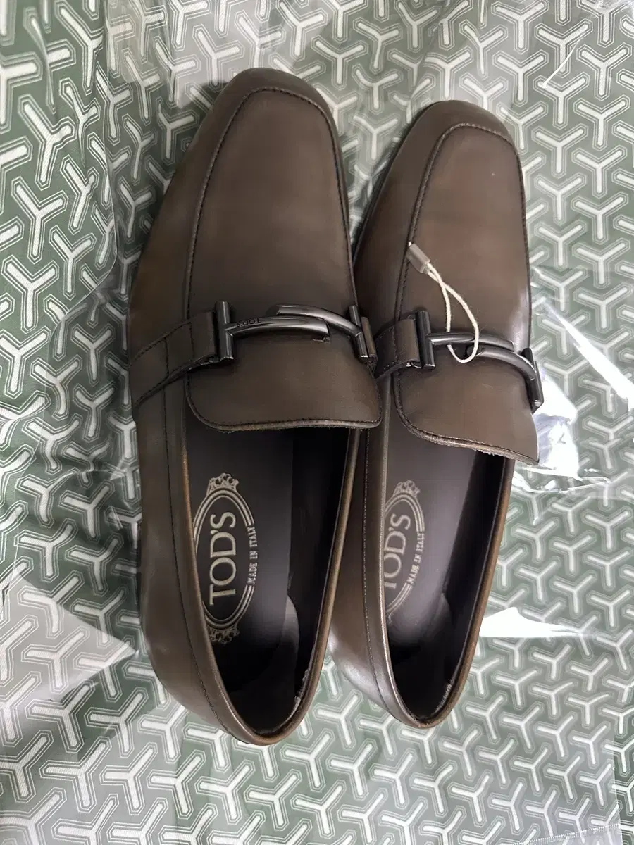 (Genuine) Tod's men's leather loafers size 9 (250) Quick sale new