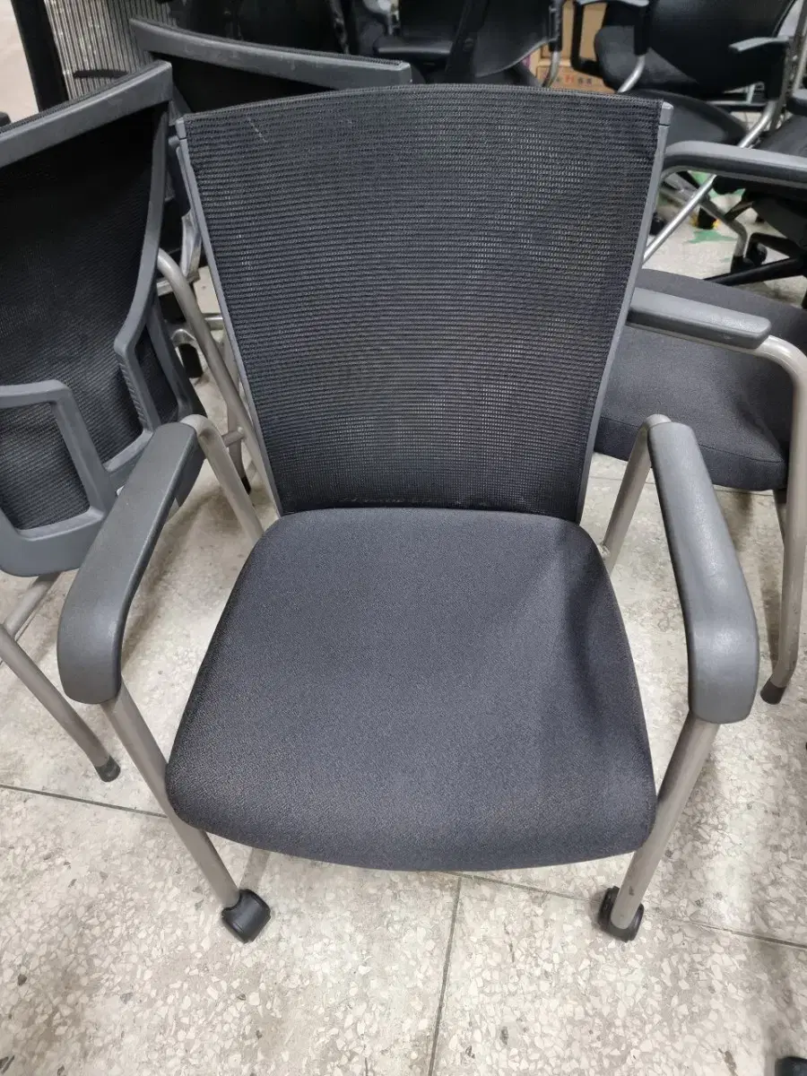 Persis chair (delivery available)
