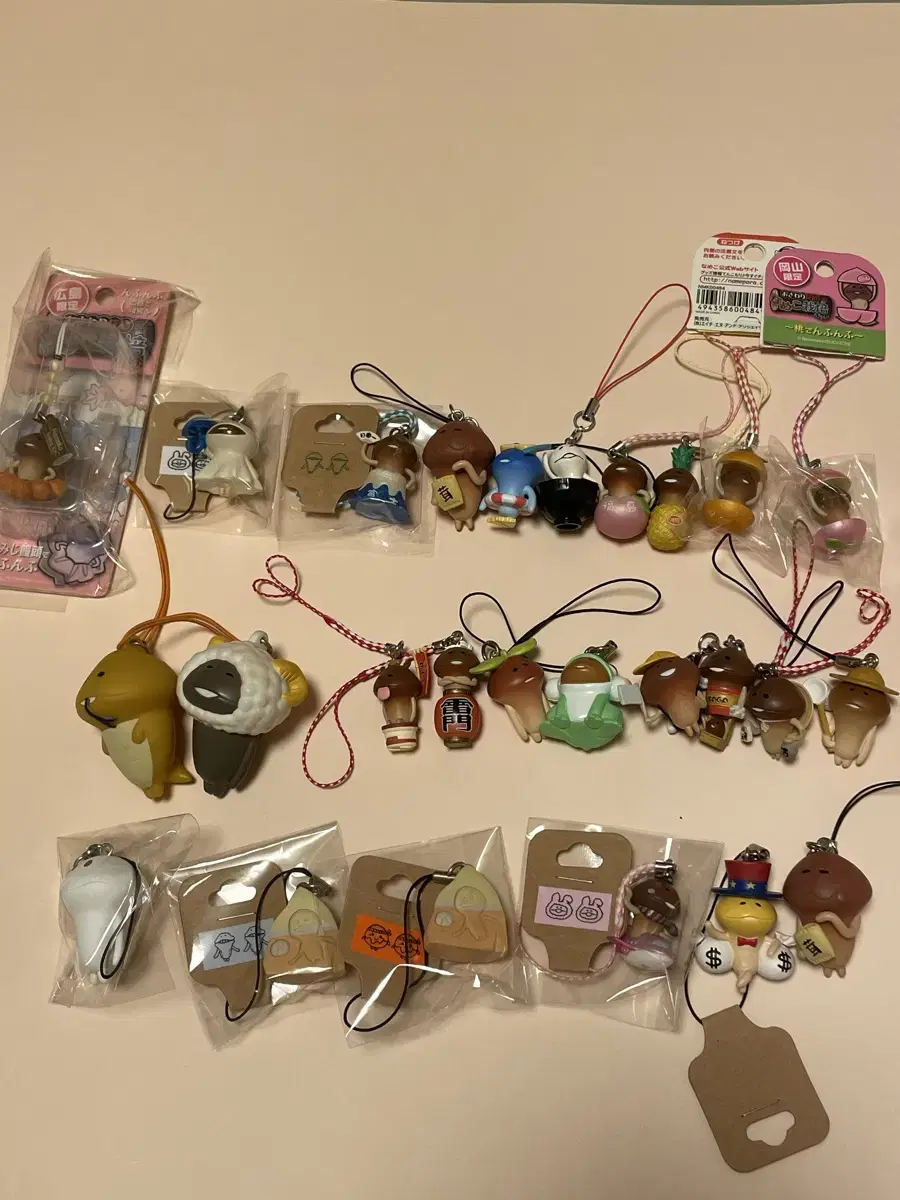 Sells nameko straps, nameko keyrings, Japanese gacha, keyrings, and headbands