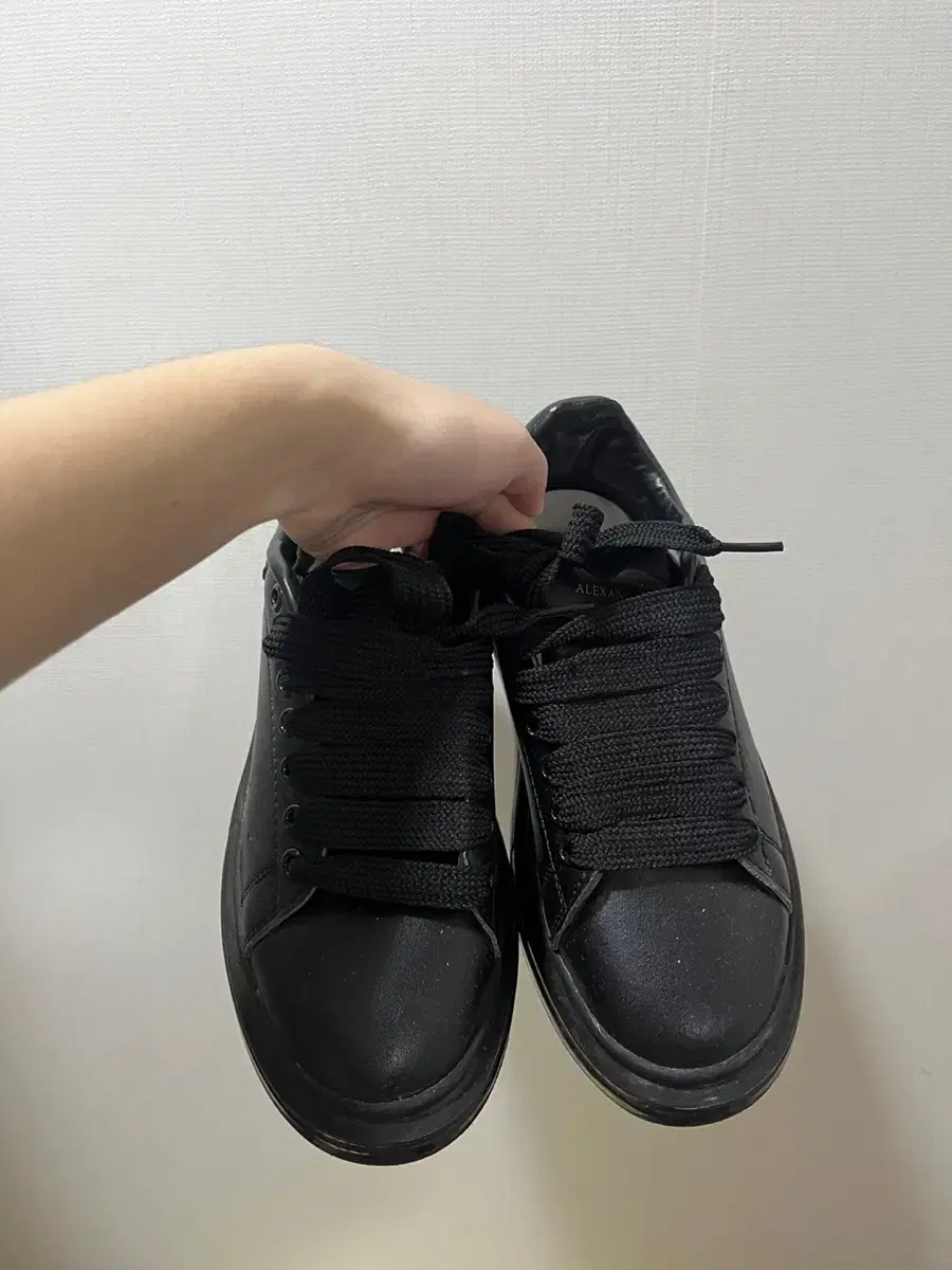 McQueen Oversole 35 All Black